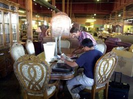 5-Day Furniture weathers storm of controversy