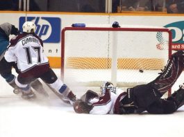 Sharks’ streak snapped by Selanne, Avs