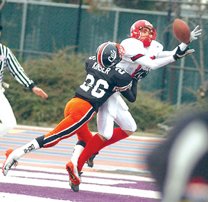 Ken Romero catches a touchdown pass from Karson Klauer even with
tight coverage during the second quarter of the CCS Division II
semifinals Friday.
