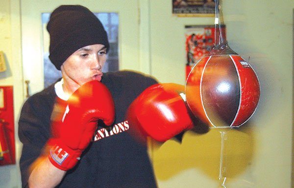 Amateurs put dukes up