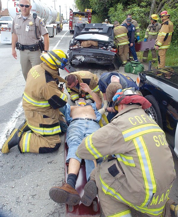 Three Injured In Two Car Accident On Highway Gilroy Dispatch Gilroy San Martin Ca