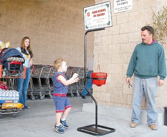 Volunteer Opportunities to Make Holidays Brighter