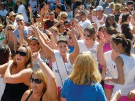 Large happy crowd returns for final day of garlic festival