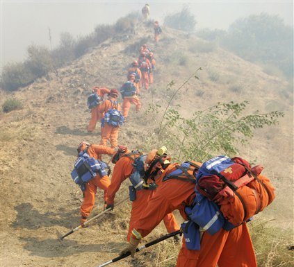 Erratic winds hinder, help S. Calif. firefighters