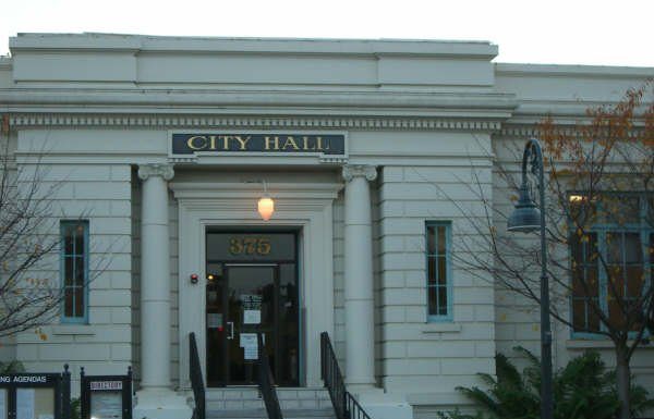 Hollister loses another downtown business