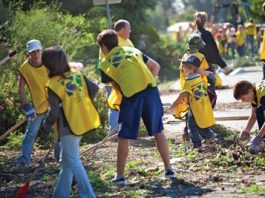 Mormons volunteer a day of service