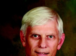 Lloyd Lowrey receives Distinction Award