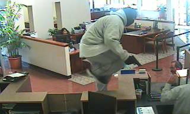 UPDATED: Police search for suspected bank robbers