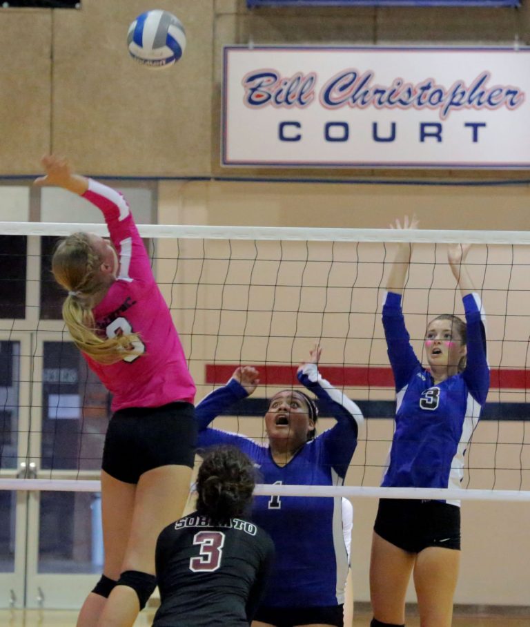 Prep Volleyball: Clonts sisters suit up for Gilroy