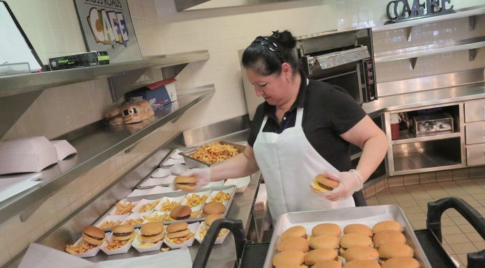 School districts move toward healthy menus