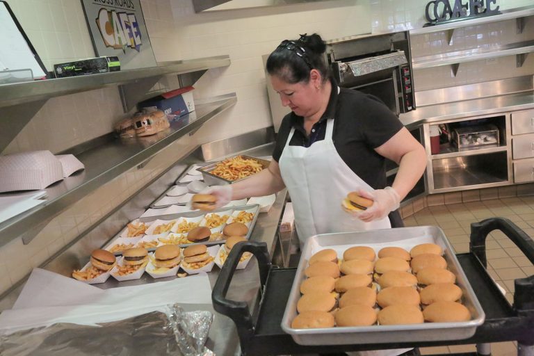School districts move toward healthy menus