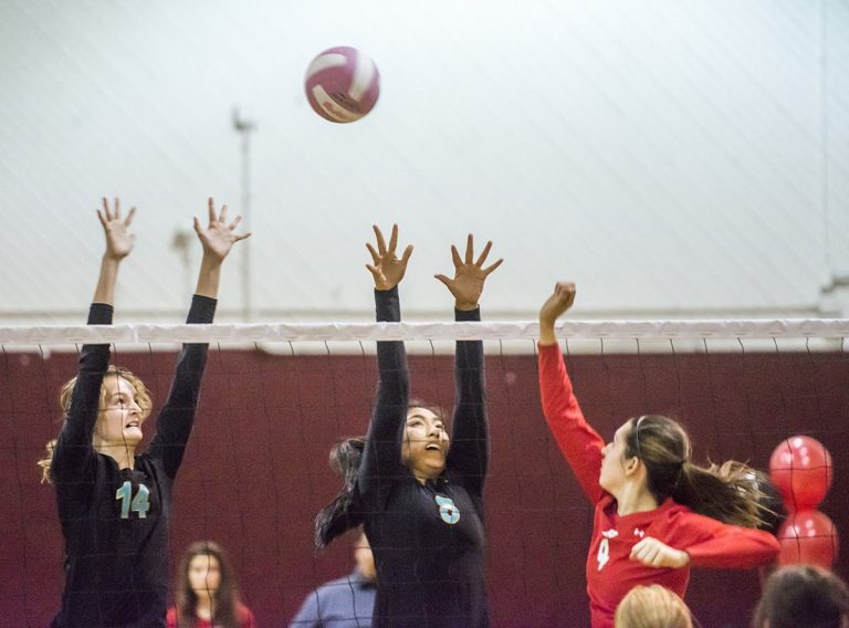 Hollister inches closer to title with sweep of CHS