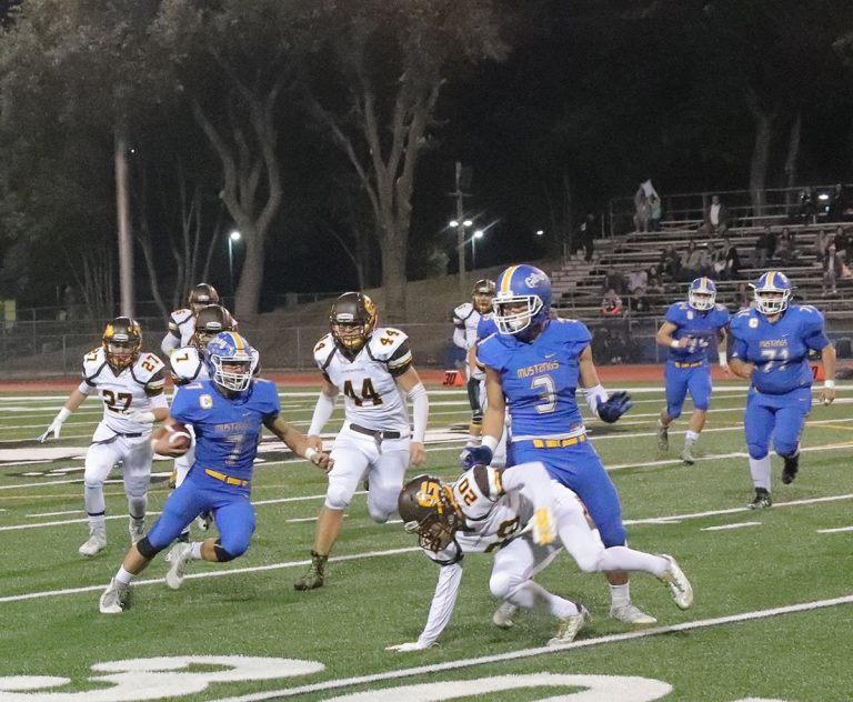 Gilroy rolls past Gunderson in first half, coast to semifinal of CCS