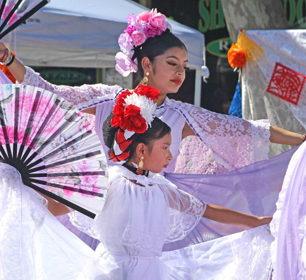 downtown gilroy chalk fest manos