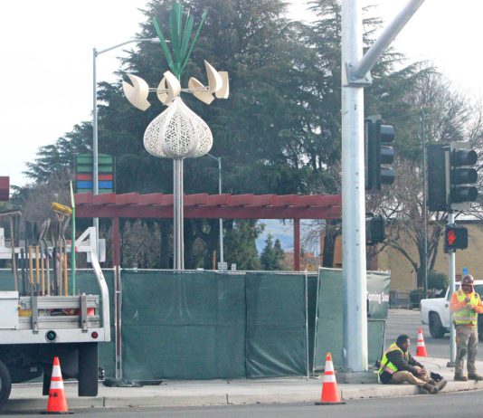 plaza allium garlic sculpture east tenth chestnut street