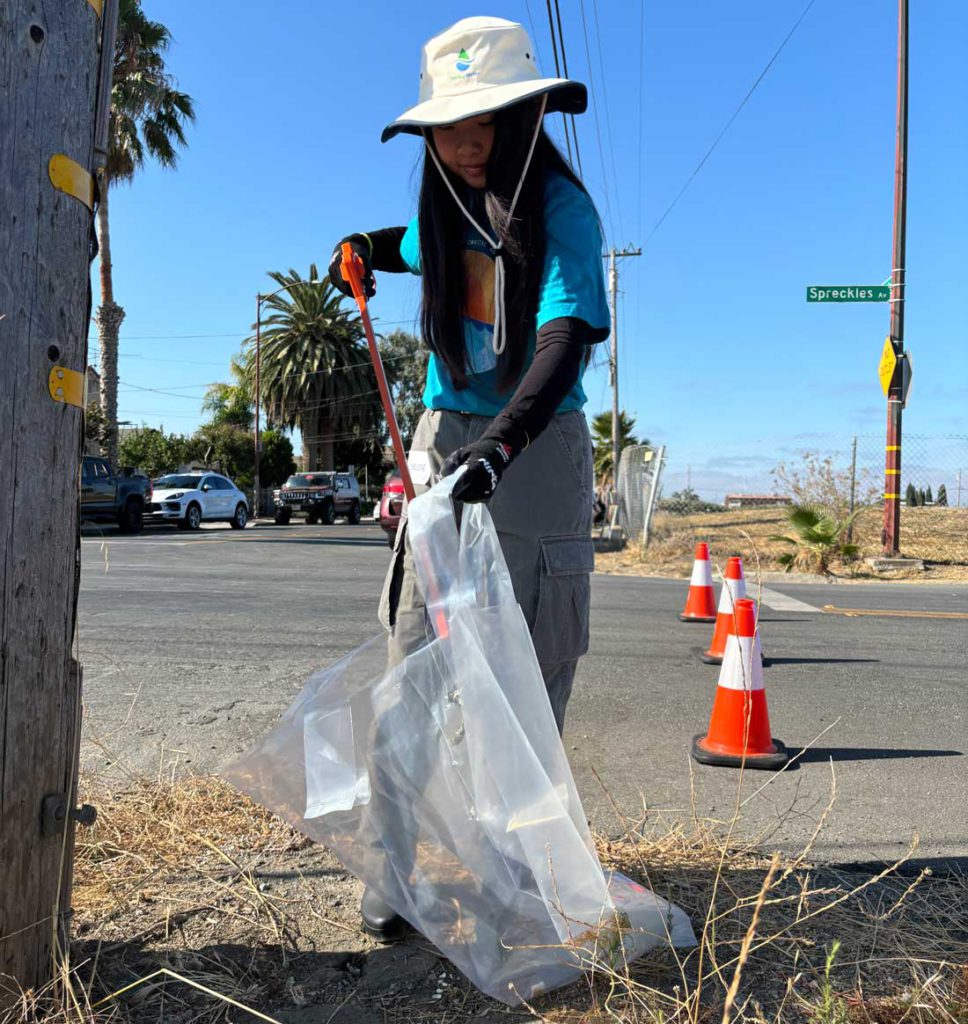 Image for display with article titled Thousands of Volunteers Join 40th Annual Coastal Cleanup