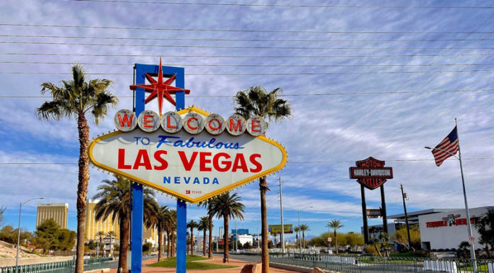 las vegas sign, online casinos, legal