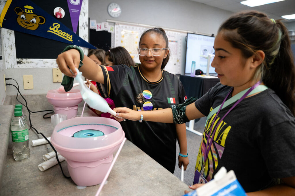 Chicas en el Tech Day: Explorando el Mundo de STEAM